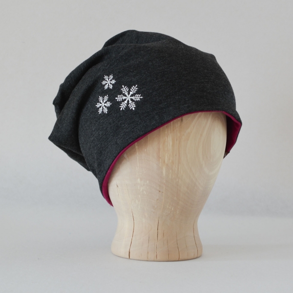 Mütze anthrazit mit gestickter Schneeflocke